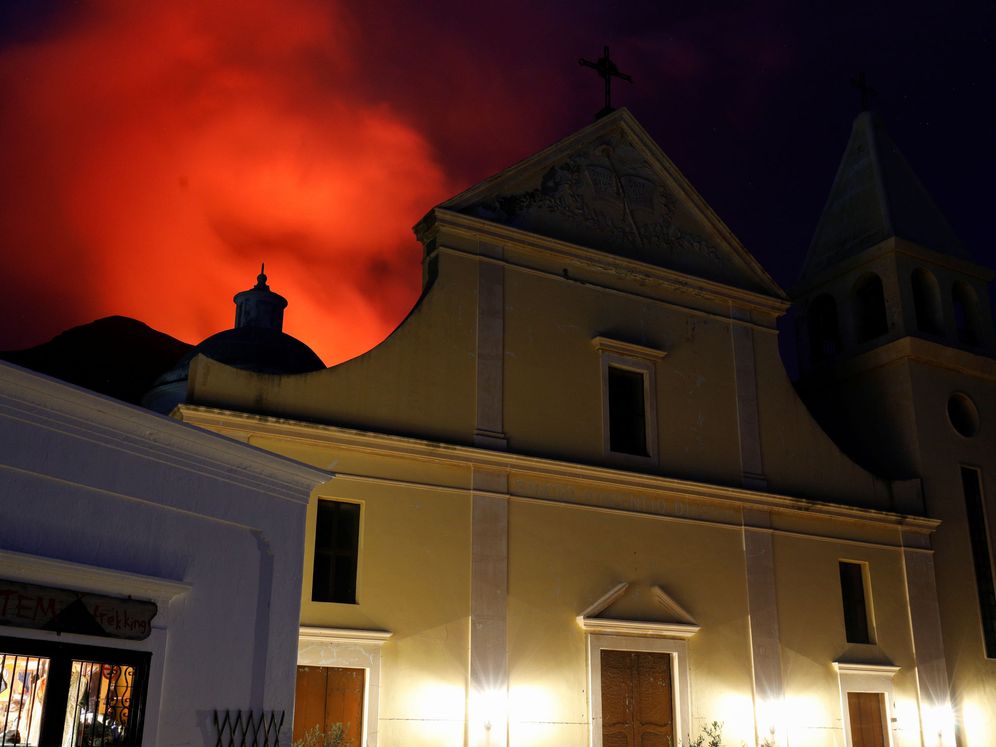 Foto: Vista del humo por la erupción del Estrómboli el pasado 30 de agosto. (Reuters)