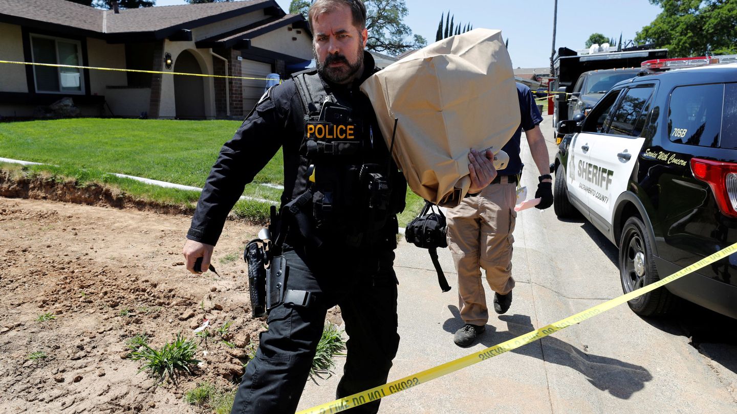 Un policía sale de casa de Joseph James DeAngelo, conocido como 'el asesino de Golden State', tras ser detenido en Sacramento. (Reuters)