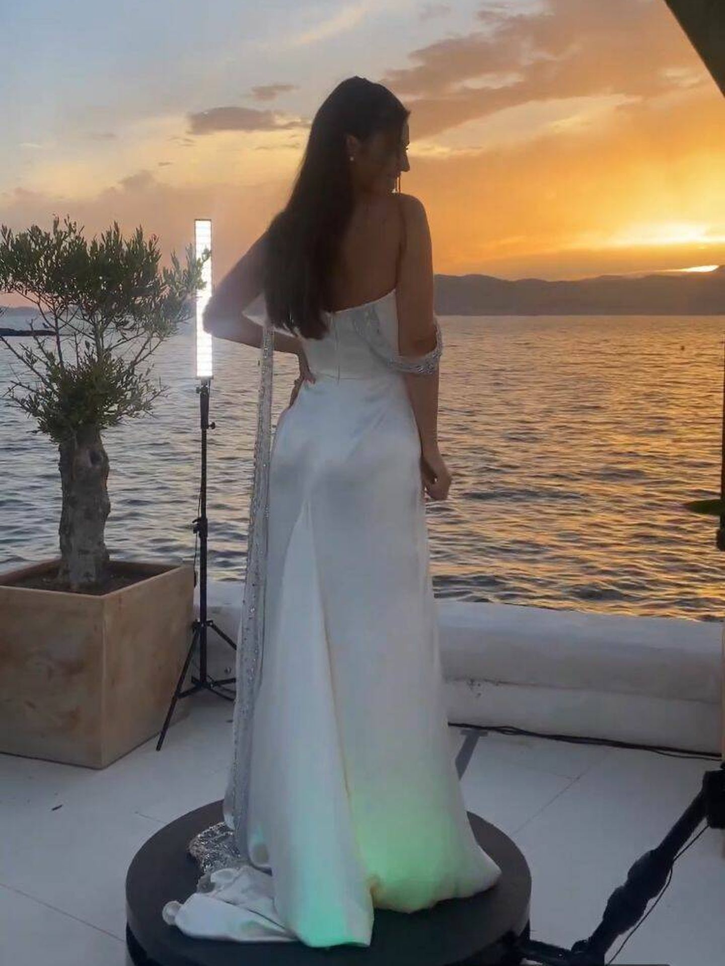 Sandra Garal posa con su vestido en el chiringuito. (Instagram)