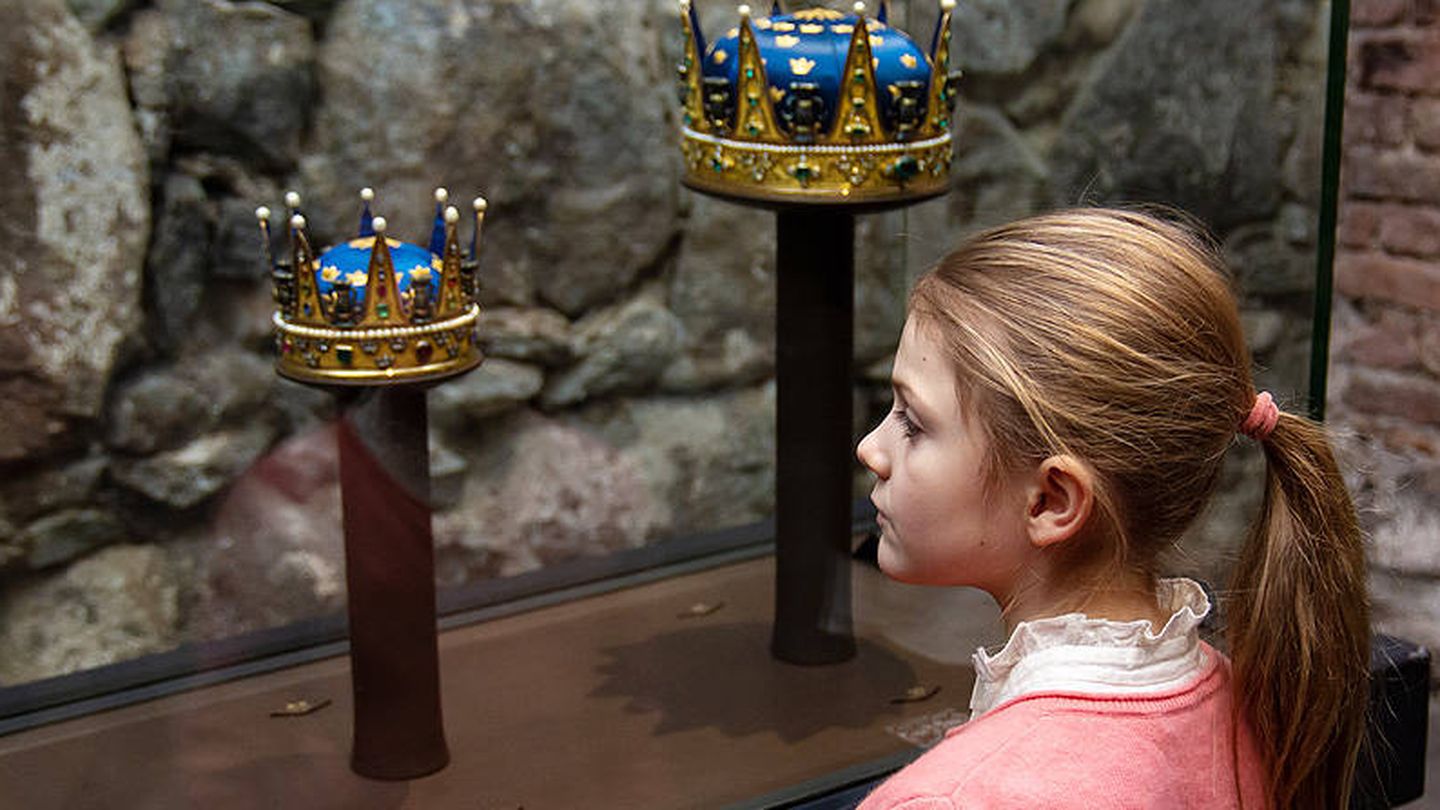 Estelle de Suecia, aprendiendo sobre la historia de su familia en los sótanos del Palacio Real. (Instagram @kungahuset)