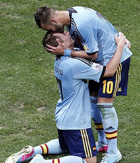 Foto: Jesé y Deulofeu aparcan sus 'tics' de estrellas para ser amigos en la Selección