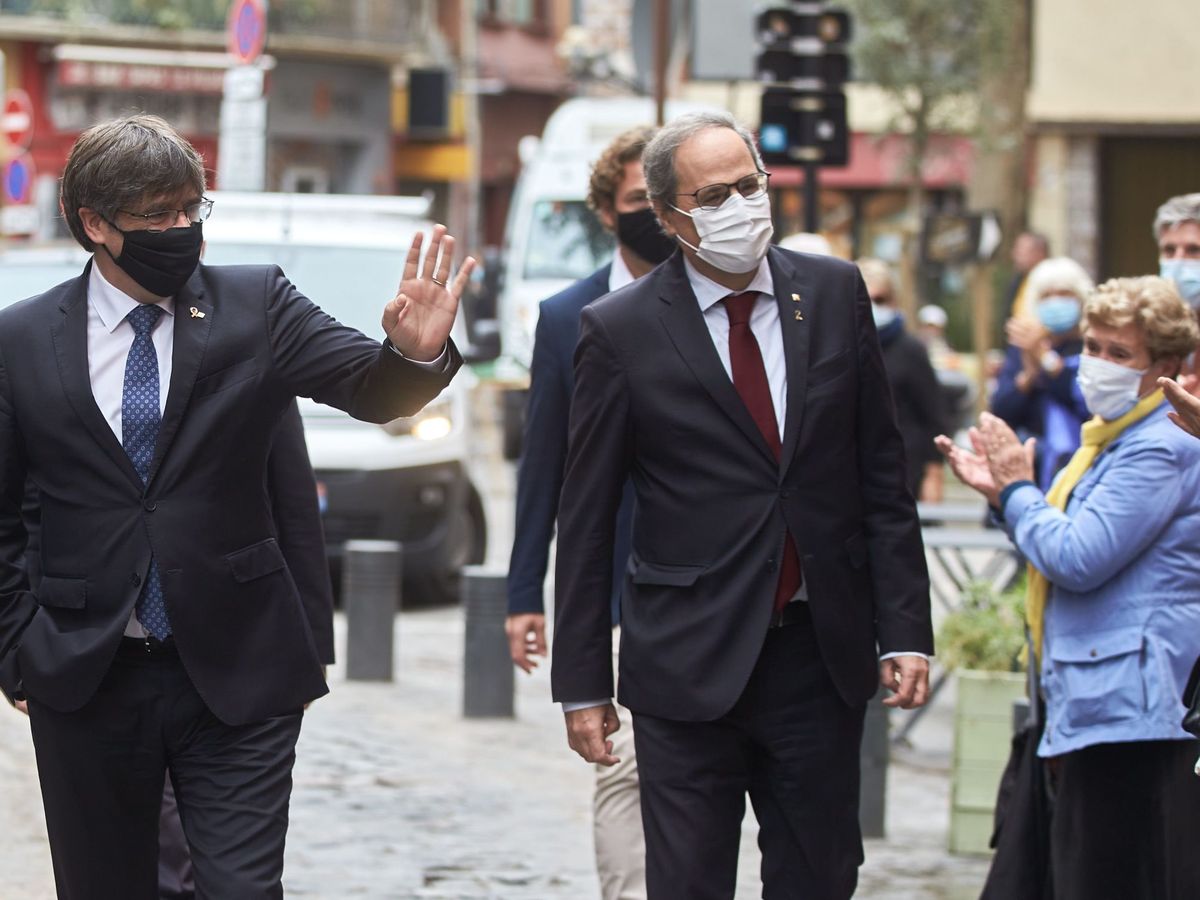 Foto: Los expresidentes catalanes Carles Puigdemont y Quim Torra. (EFE/David Borrat)