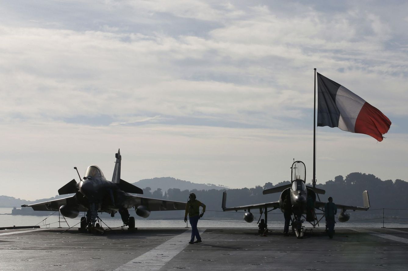 Cazas Rafale y Super Etendard en la cubierta del portaaviones Charles de Gaulle, horas antes del inicio de la misión contra el ISIS, el 18 de noviembre de 2015 (Reuters)