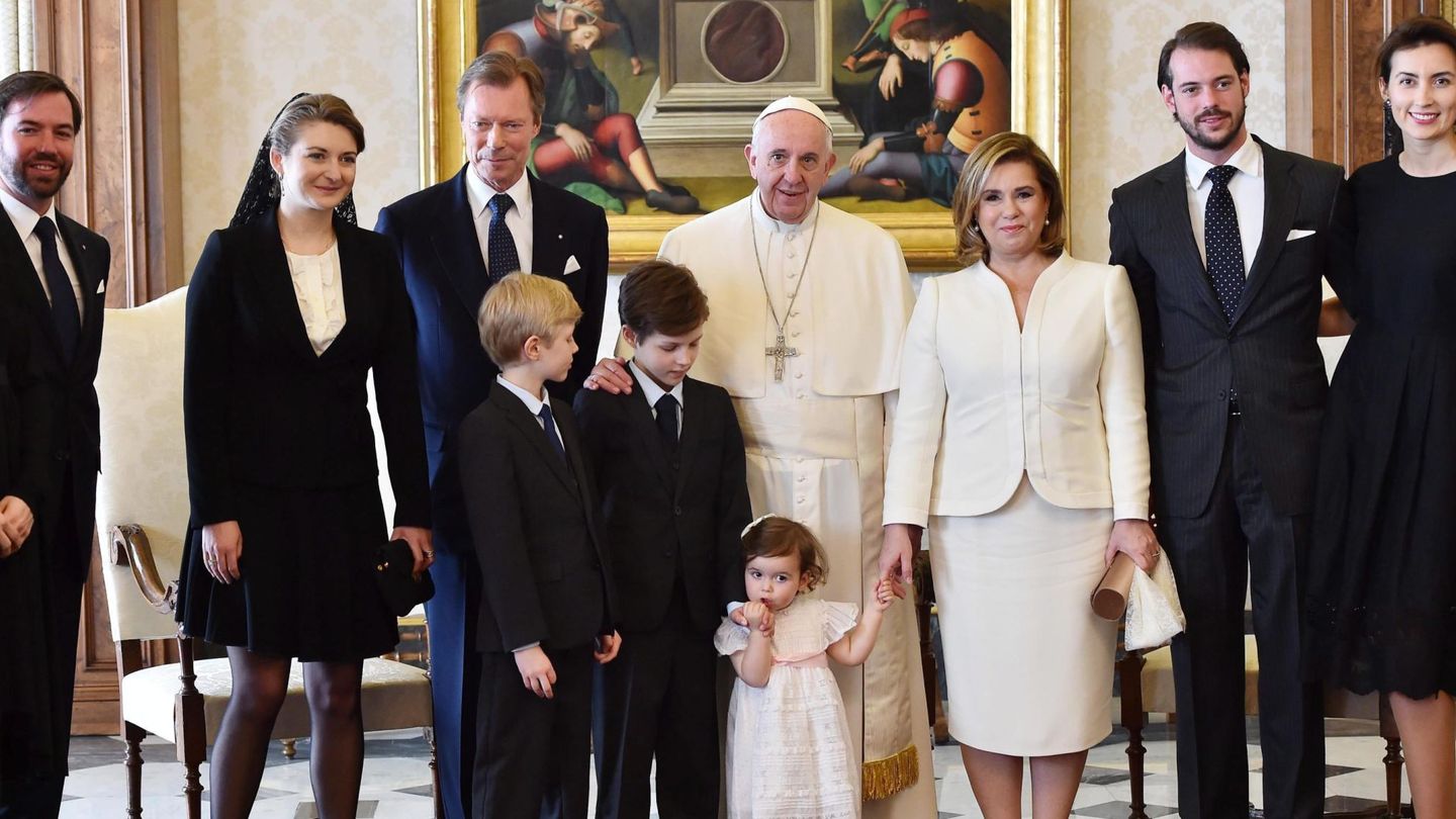 Los grandes duques, con el Papa y su familia. (EFE)