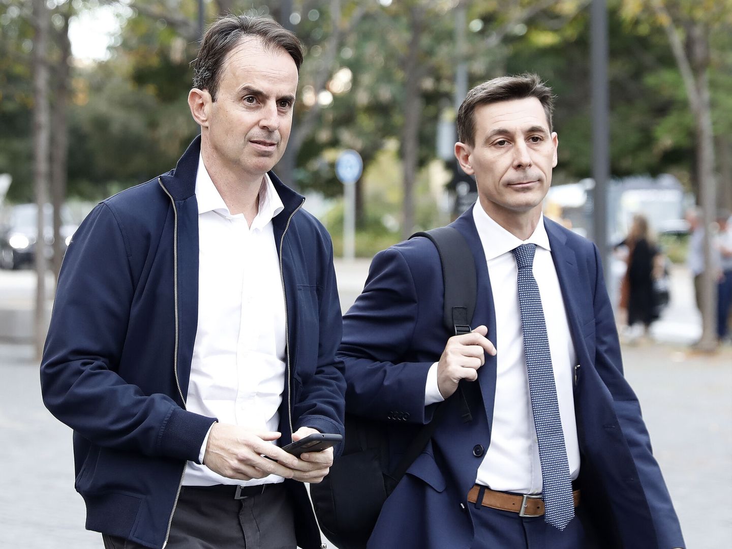 Santacana, acompañado por su abogado Juan Segarra (d), a su llegada a la Ciudad de la Justicia. (EFE/ Andreu Dalmau)