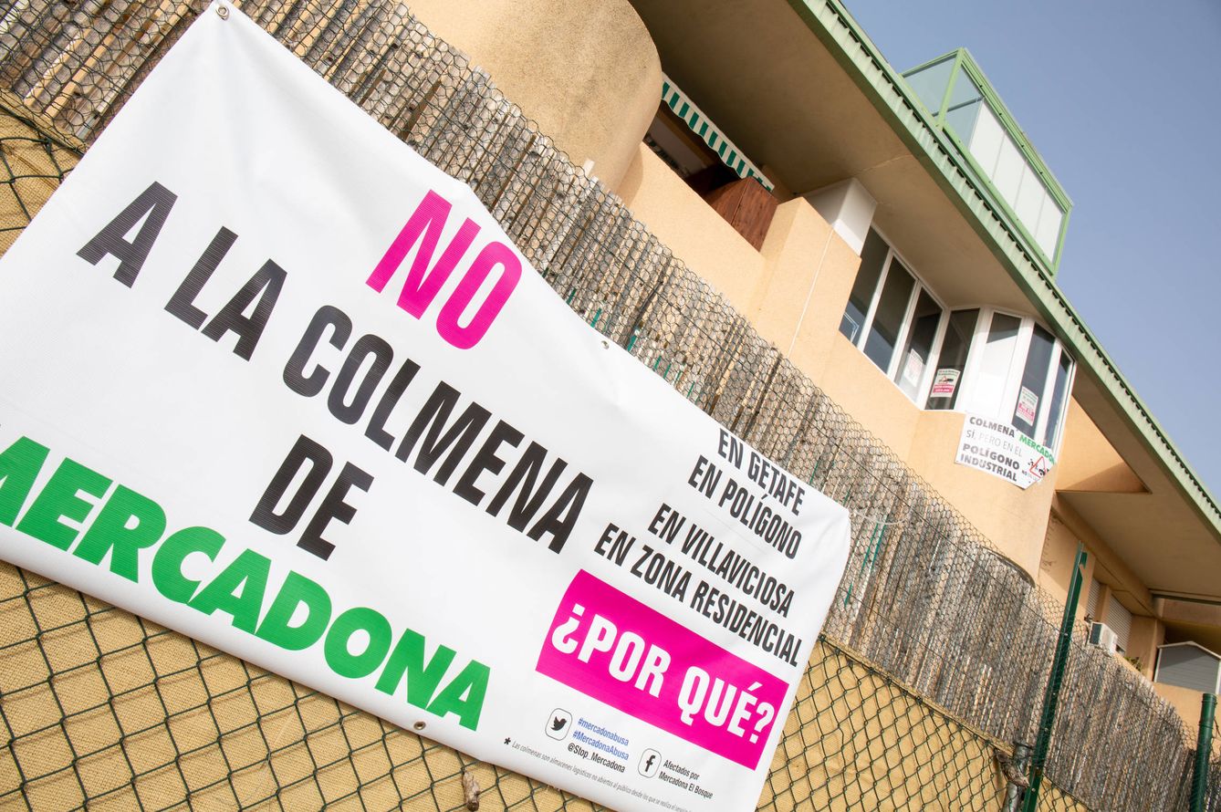 Pancarta contra la 'dark store' de Mercadona en Villaviciosa de Odón. (D. B.)