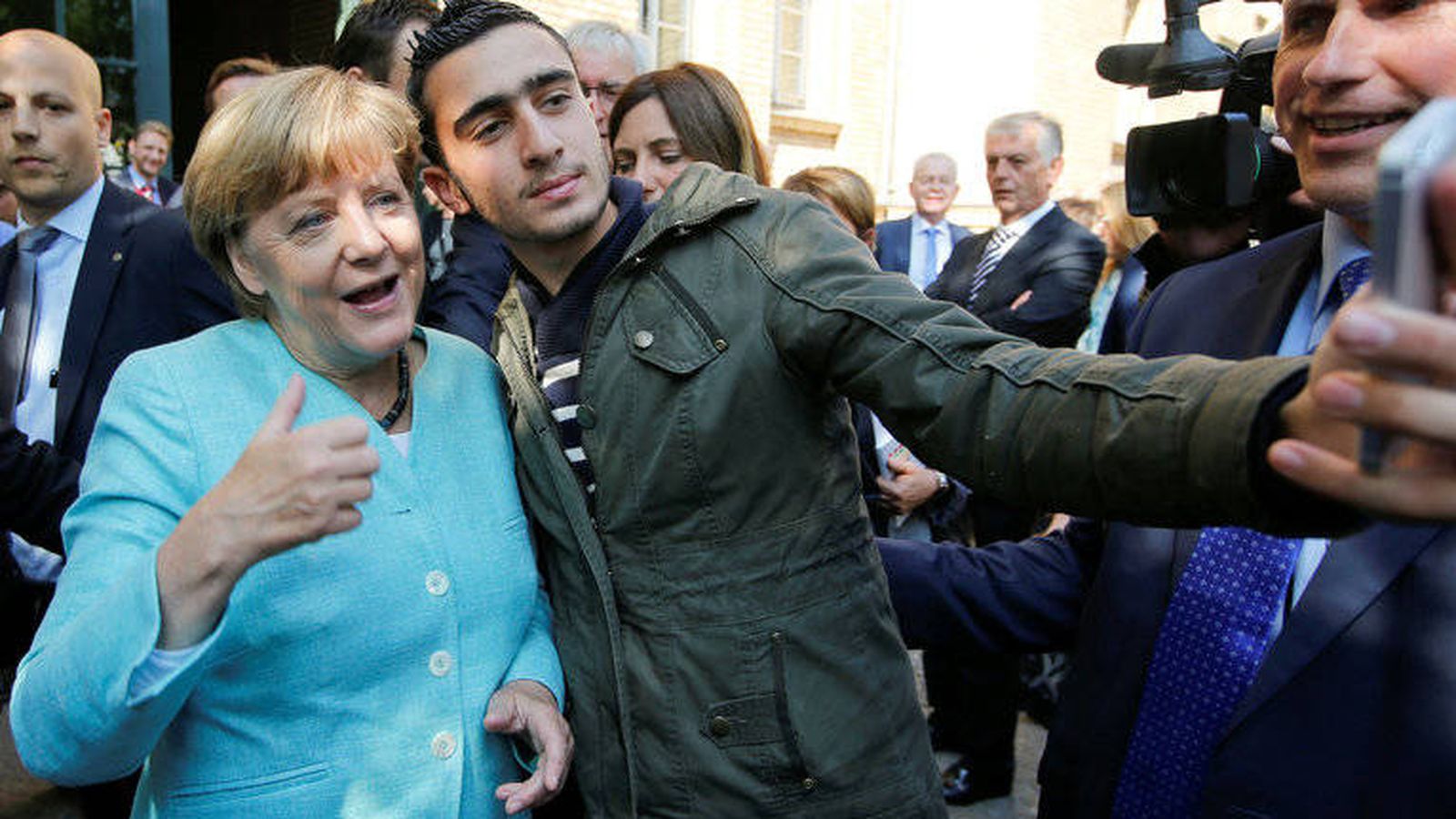 Foto: Modamani en el momento de tomarse una foto con la canciller alemana Angela Merkel