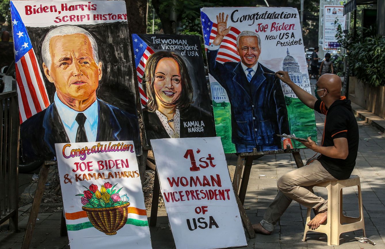 Un hombre pinta retratos de Joe Biden y Kamala Harris en la India. (EFE)