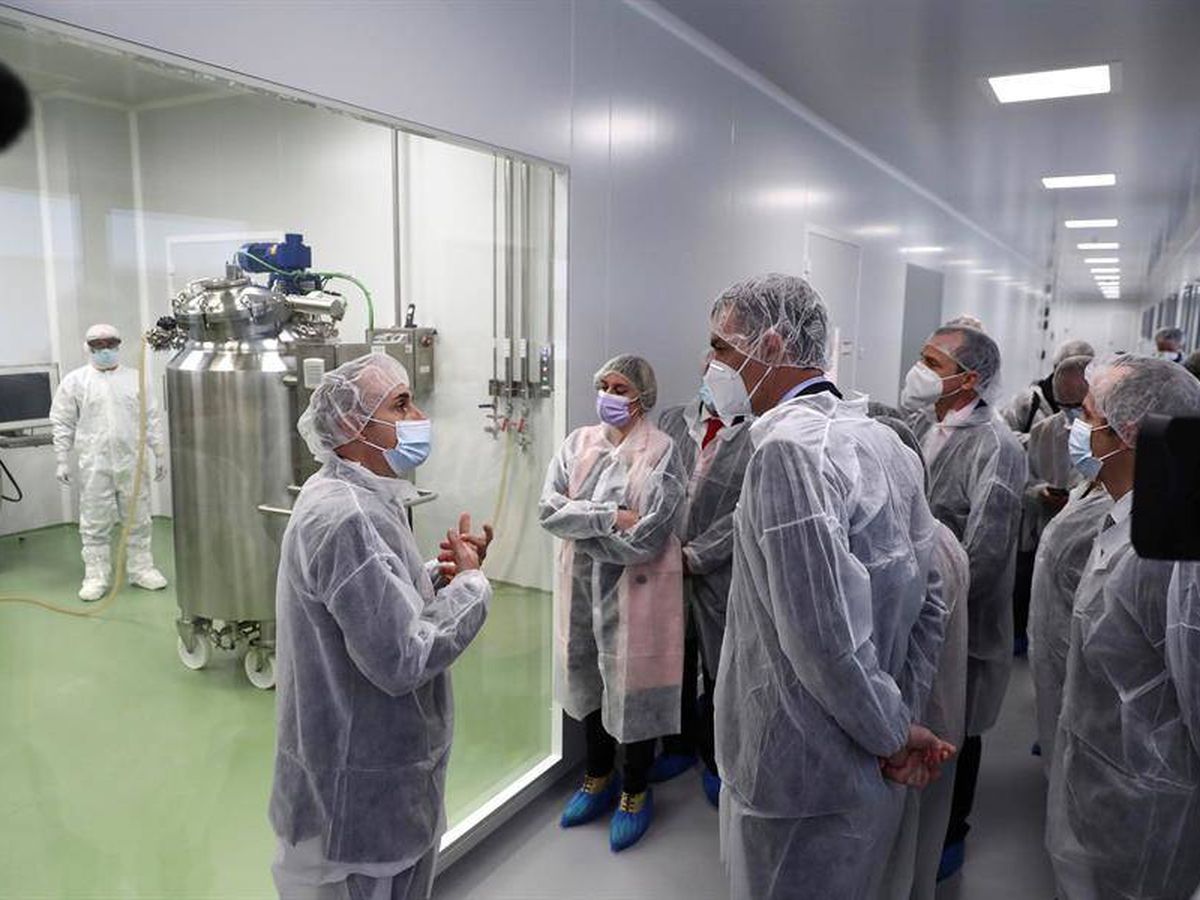 Foto: Pedro Sánchez visita la la multinacional farmacéutica española HIPRA, en Amer (Girona). (EFE)