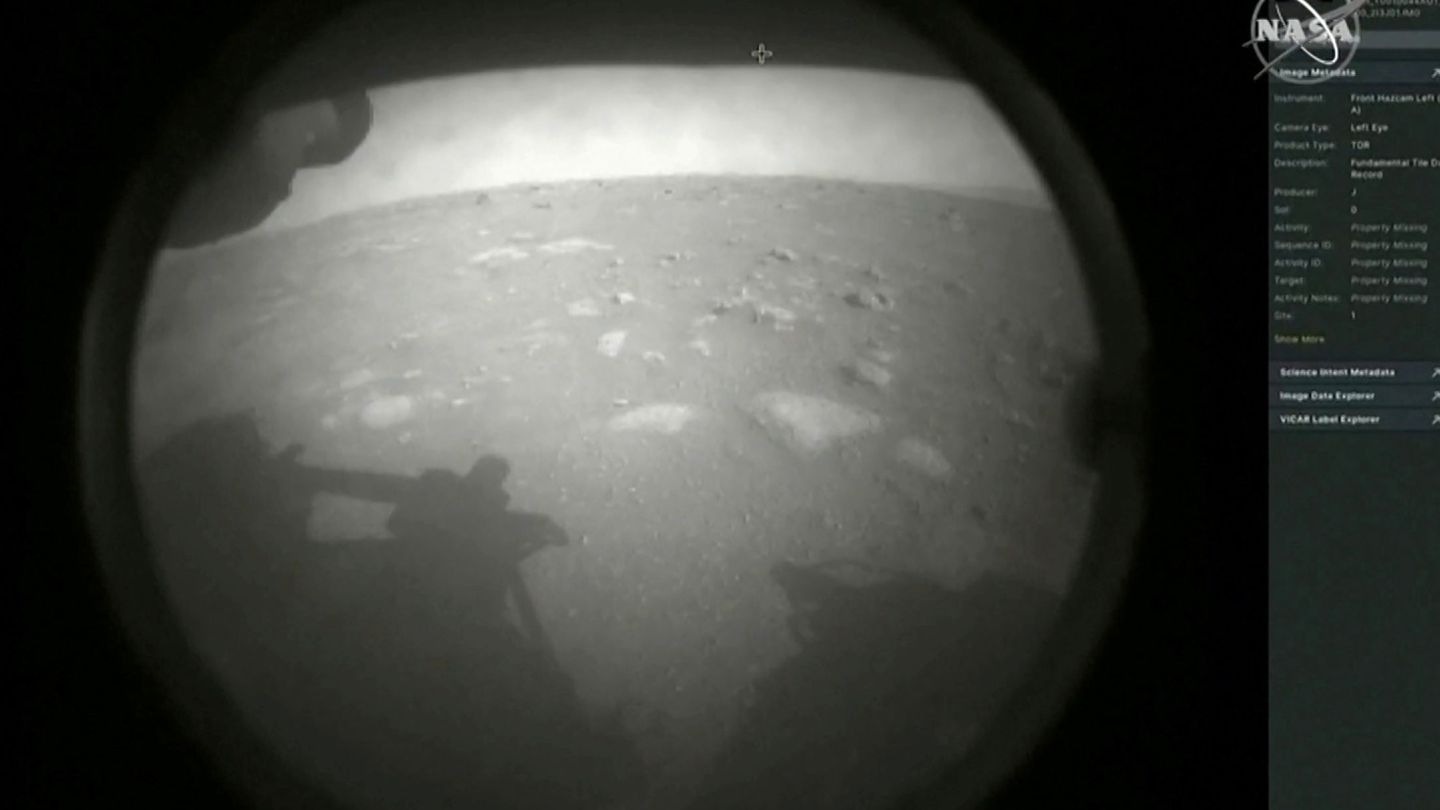 Primera instantánea de la superficie de Marte (NASA)