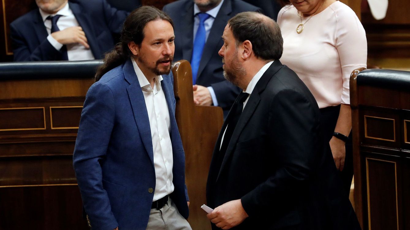 Foto: Pablo Iglesias (i) conversa con Oriol Junqueras (d), como diputado electo en prisión preventiva de ERC, durante la sesión constitutiva de las Cortes Generales en la pasada legislatura. (EFE)