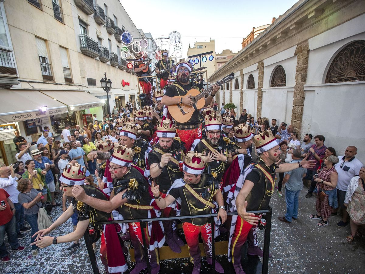 Foto: Cádiz se vuelca con el carnaval en la calle tras el concurso de agrupaciones. (EFE/Román Ríos)