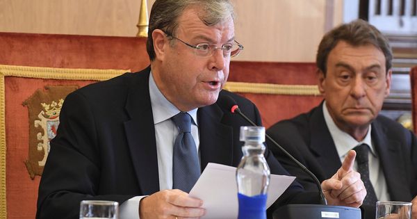 Foto: El alcalde de León, Antonio Silván, durante su intervención en el pleno extraordinario. (EFE)