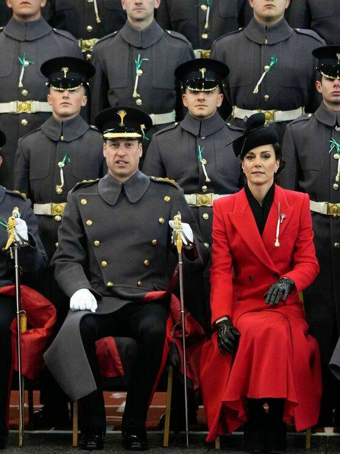 Los príncipes de Gales, con la Guardia Galesa. (Reuters/Pool/Alastair Grant)