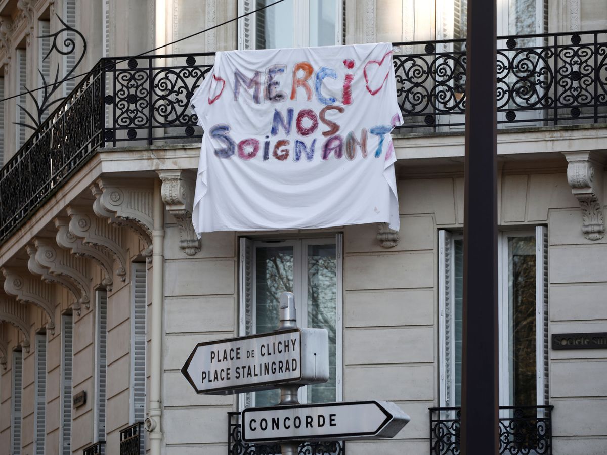 Foto: "Gracias a los cuidadores", un balcón en París (REUTERS)