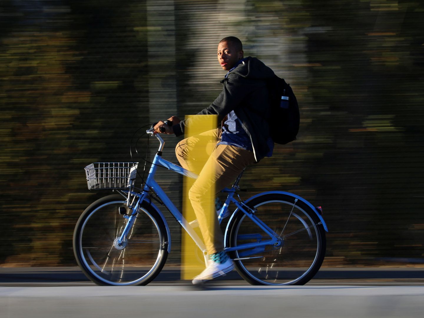 Un hombre conduce una bicicleta de Facebook en el recinto donde se ubica su sede central, en California. (Reuters)