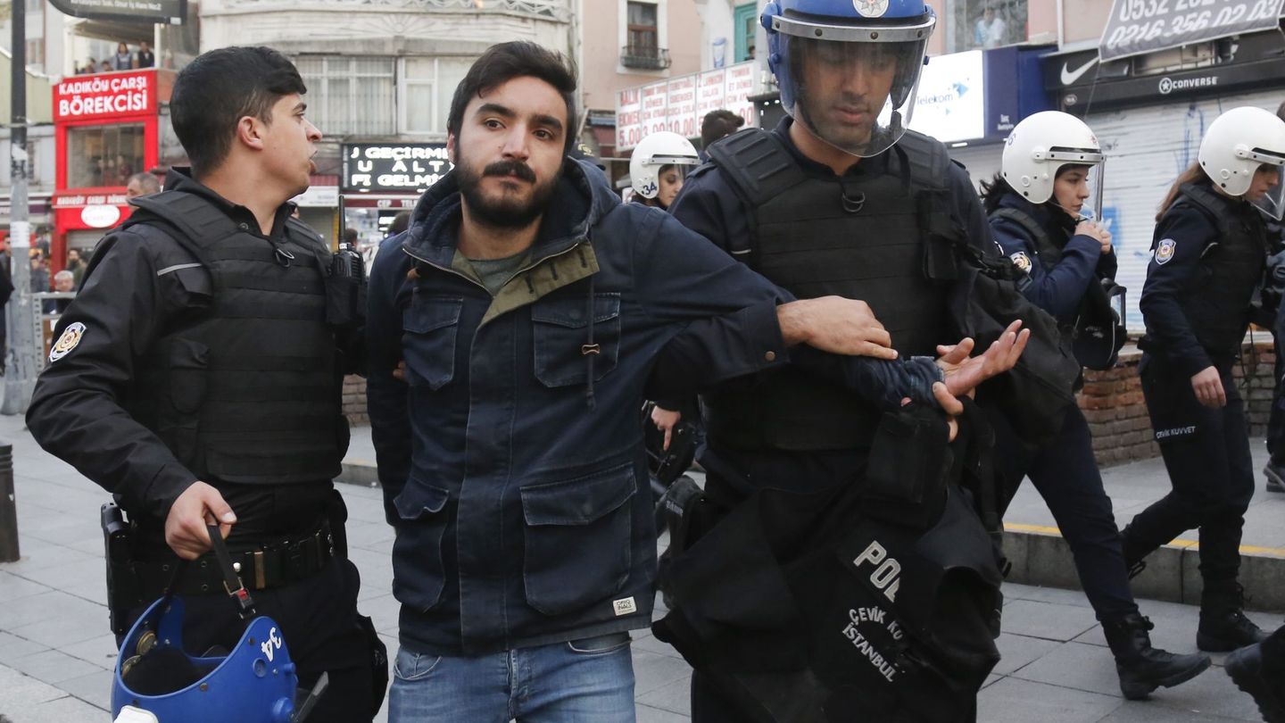 Policías turcos detienen a un profesor kurdo durante una protesta en Estambul, el 6 de noviembre de 2016 (EFE)