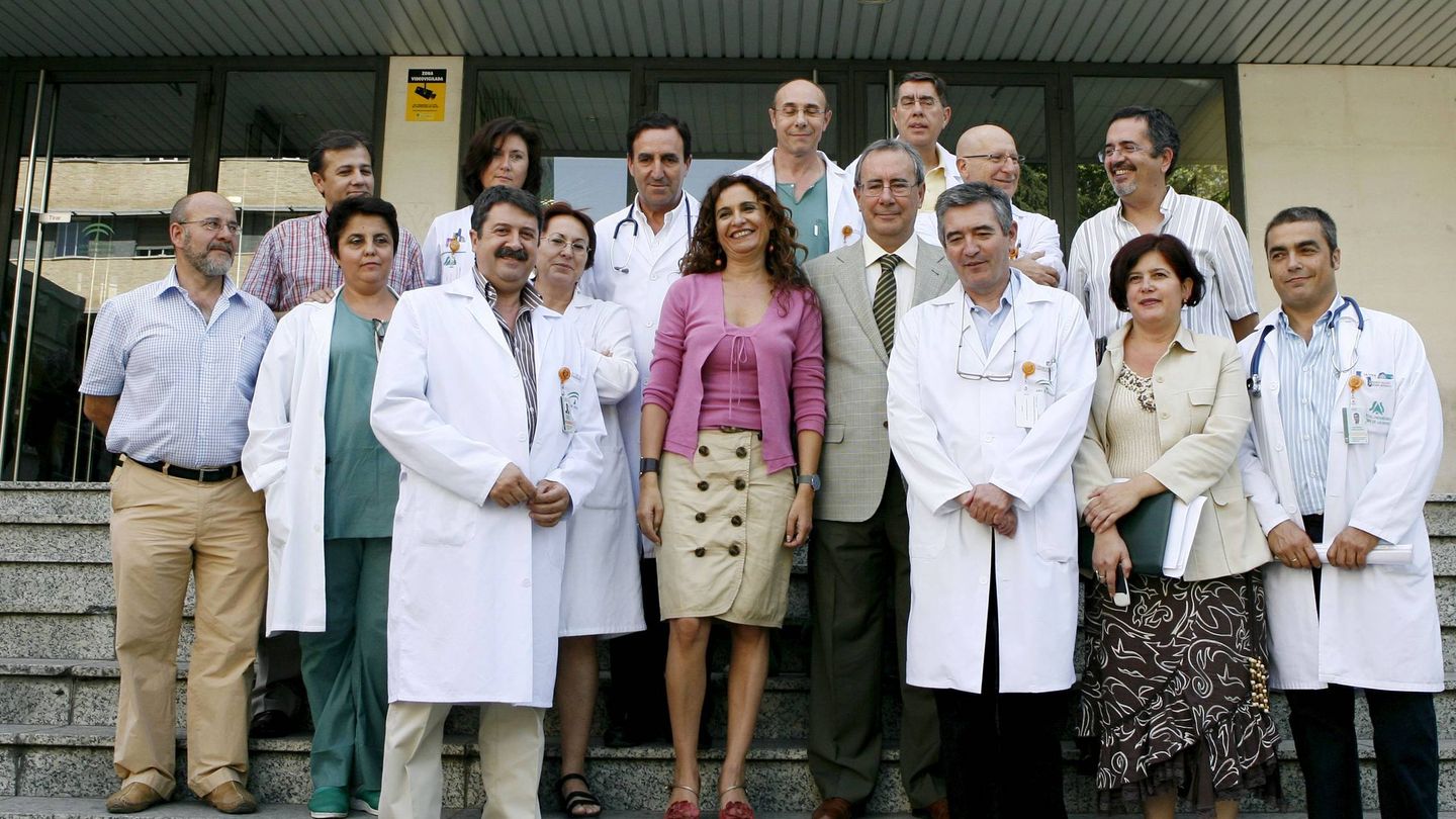 El equipo médico del Hospital Virgen de las Nieves de Granada, que realizó el primer trasplante renal cruzado en España en 2009 (EFE/Juan Ferreras)