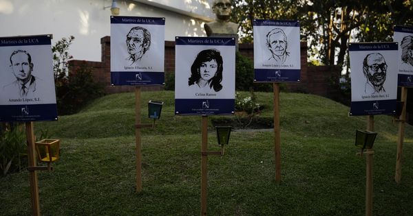 Foto: Fotografías con los rostros de seis sacerdotes jesuitas y dos colaboradoras salvadoreñas asesinadas en 1989. (EFE)