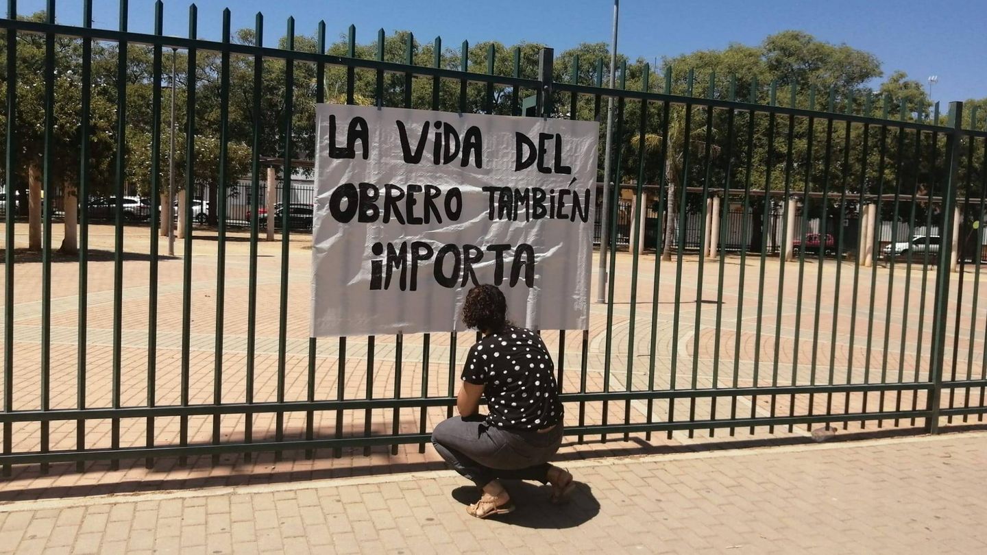 Un vecino coloca un cartel en uno de los barrios de Sevilla afectados. (M. J. G.)