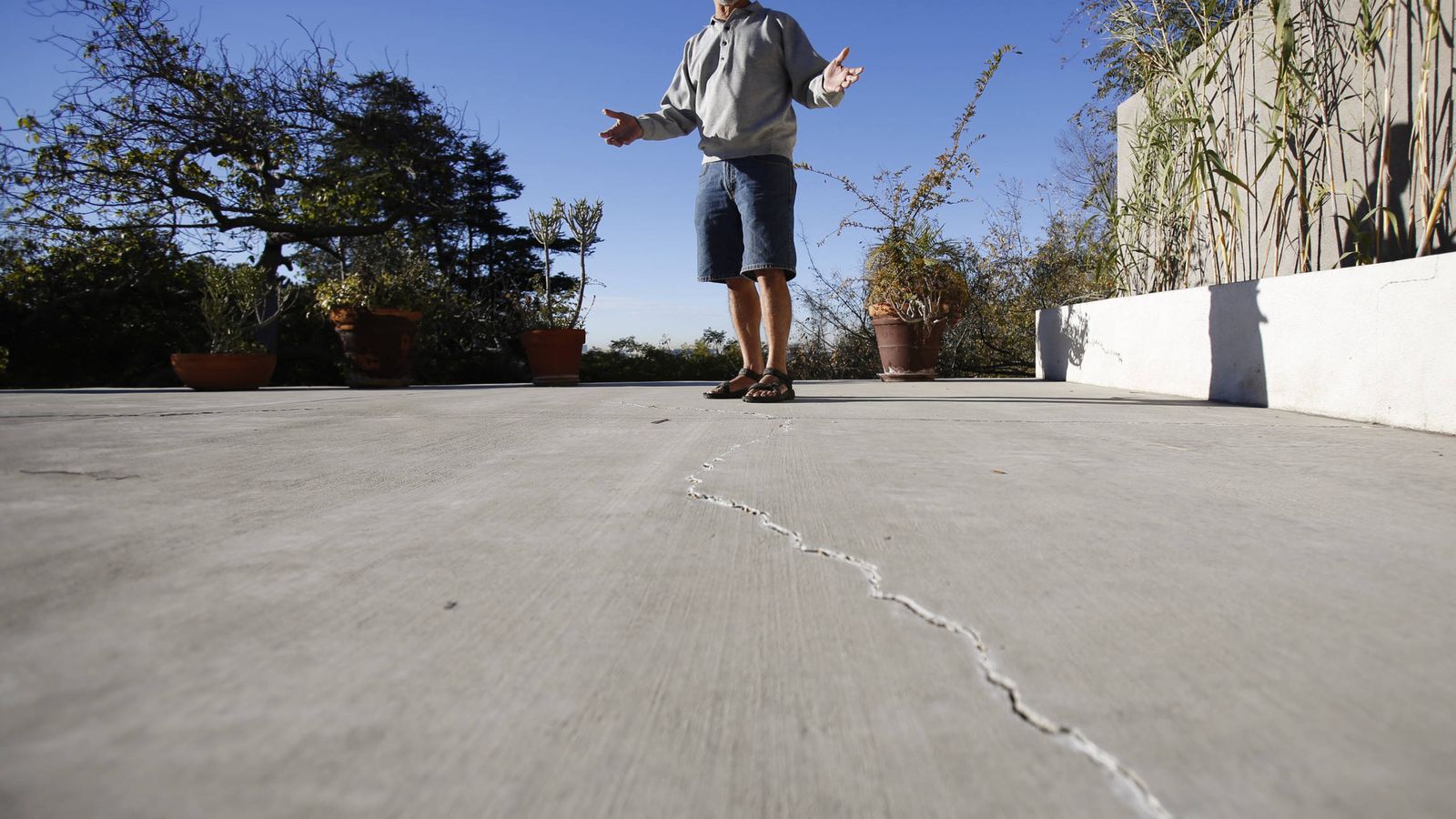 Foto: Un ciudadano estadounidense de clase media en su patio de Los Ángeles, California. (Reuters)