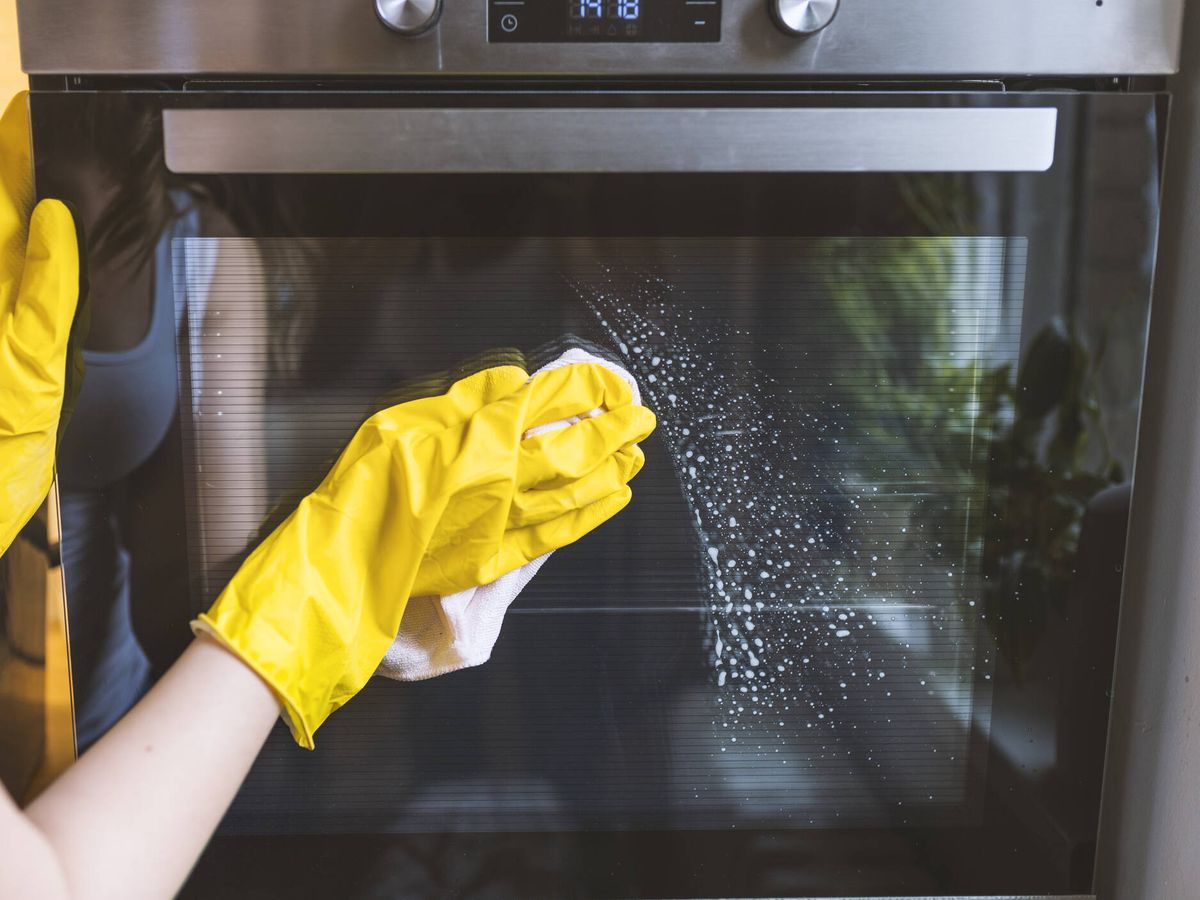 Foto: Así puedes limpiar el horno de forma fácil y barata con un truco casero. (iStock)