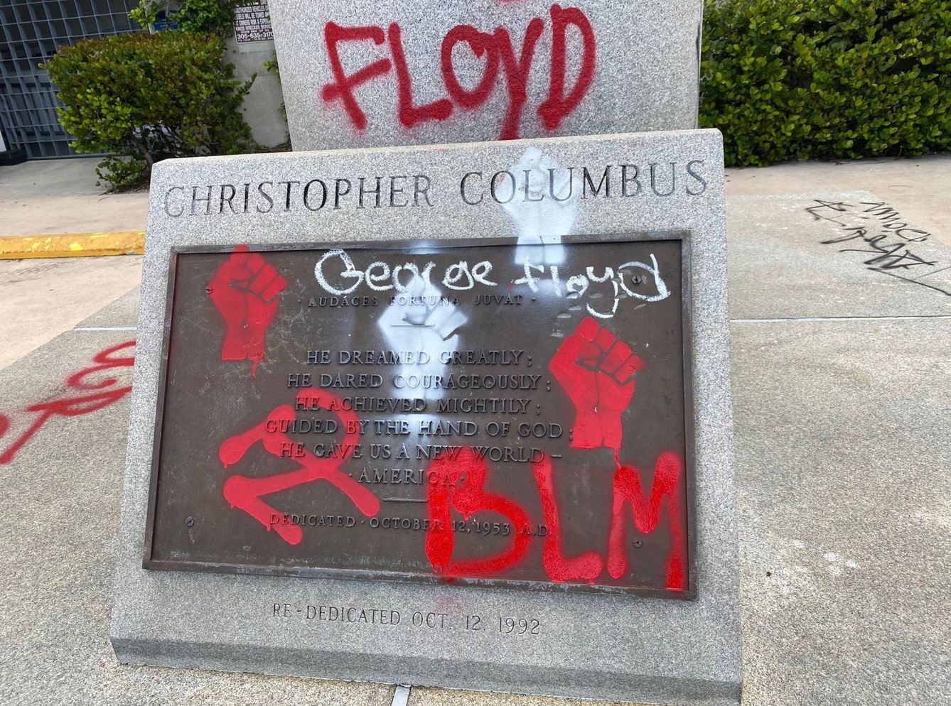 La placa pintada de la estatua de Cristóbal Colón localizada en el centro de la ciudad de Miami. (EFE)