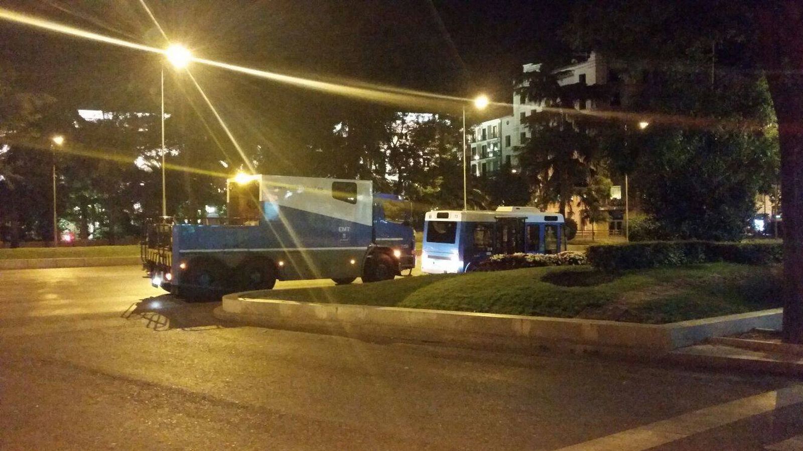 Foto: La grúa municipal se dispone a trasladar un autobús eléctrico. (EFE)
