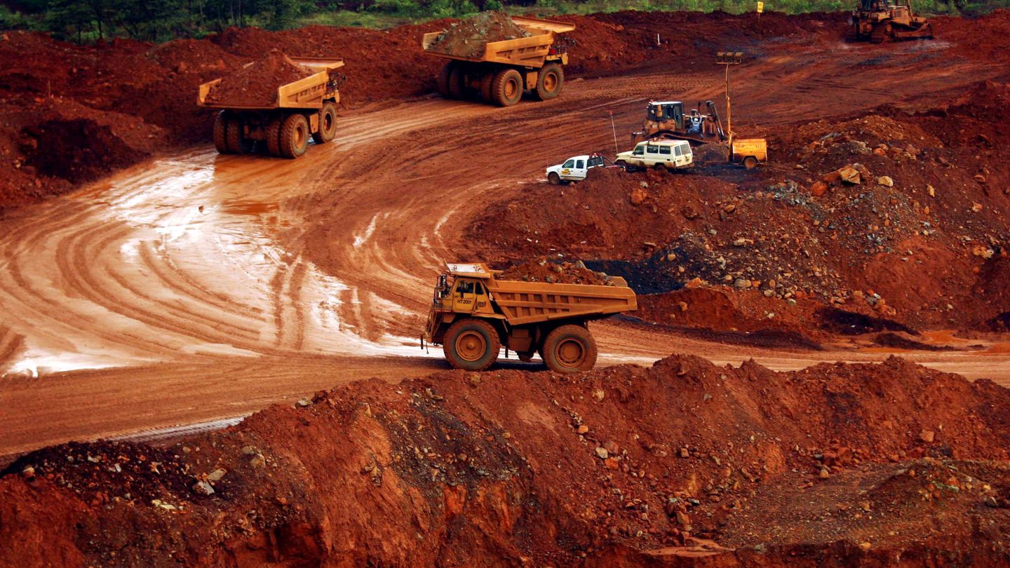 Camiones en una mina de níquel. (Reuters)