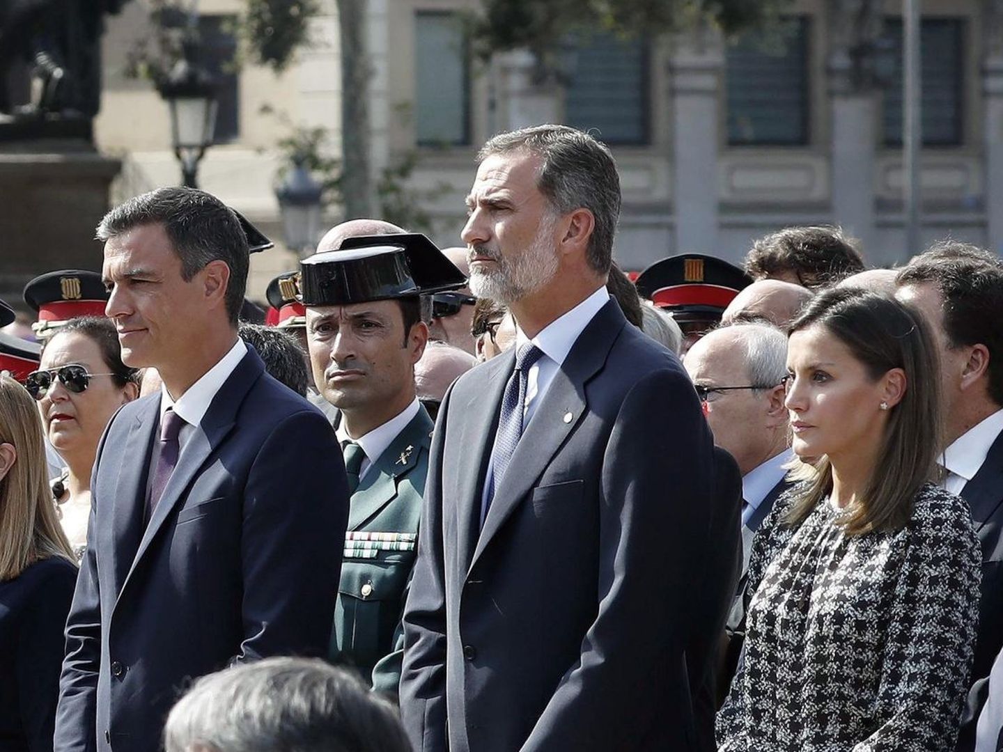 Los Reyes han presidido en la plaza de Catalunya los actos de homenaje a las víctimas de los atentados del 17 de agosto. (EFE)