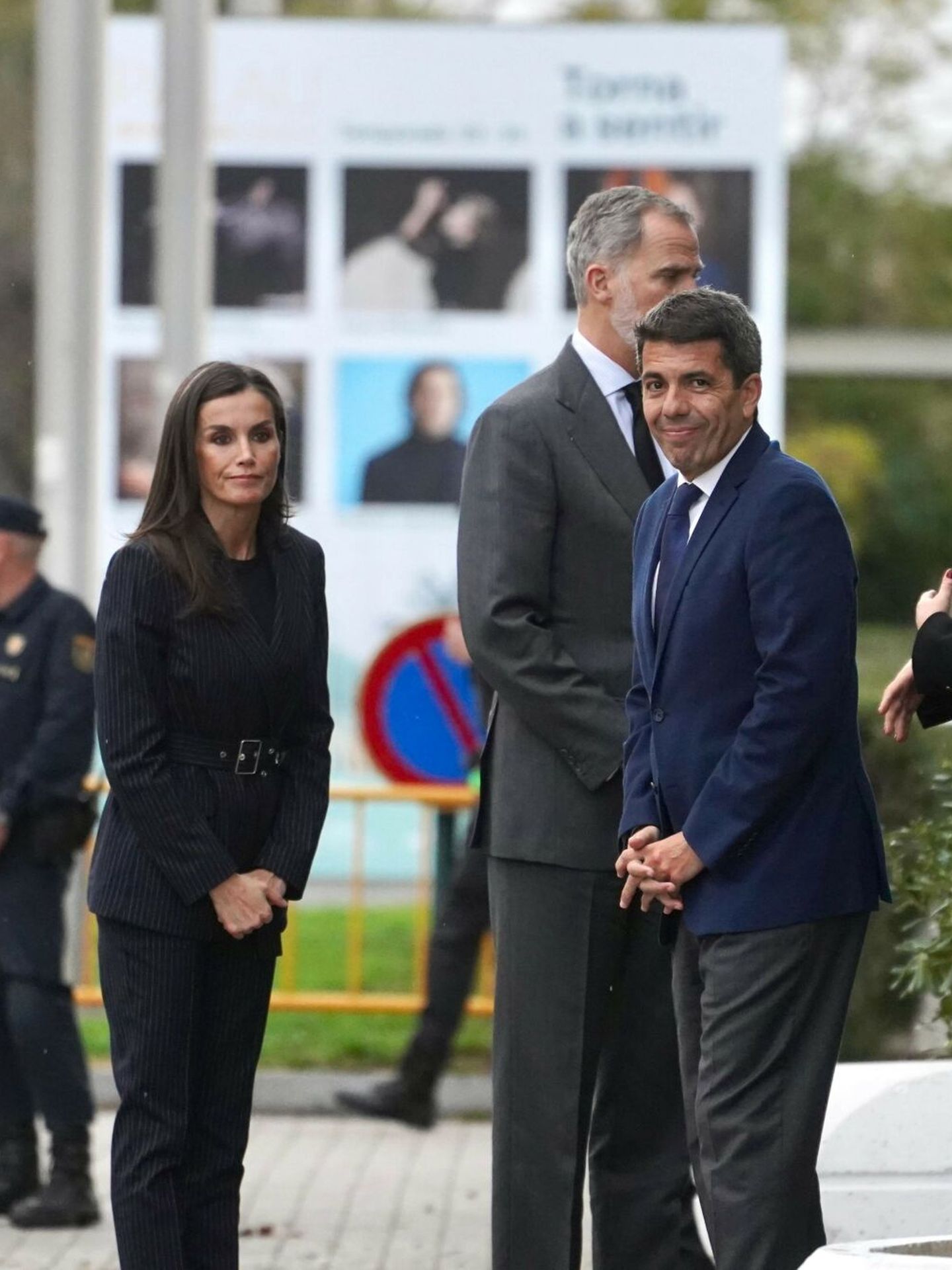 Felipe VI y doña Letizia saludaron a distintas autoridades a su llegada al Palau de la Música. (Europa Press)
