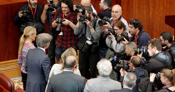 Foto: La presidenta madrileña, Cristina Cifuentes, al final del pleno extraordinario de la Asamblea de Madrid. (EFE)