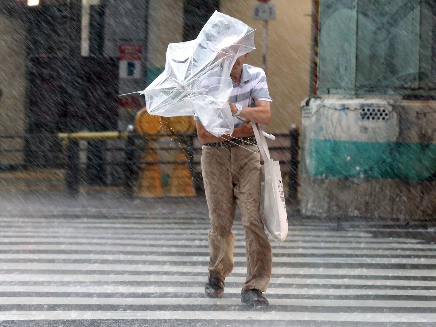 Un hombre japonés trata de hacer frente al tifón Jebi, que azotó el país en 2018. (EFE)