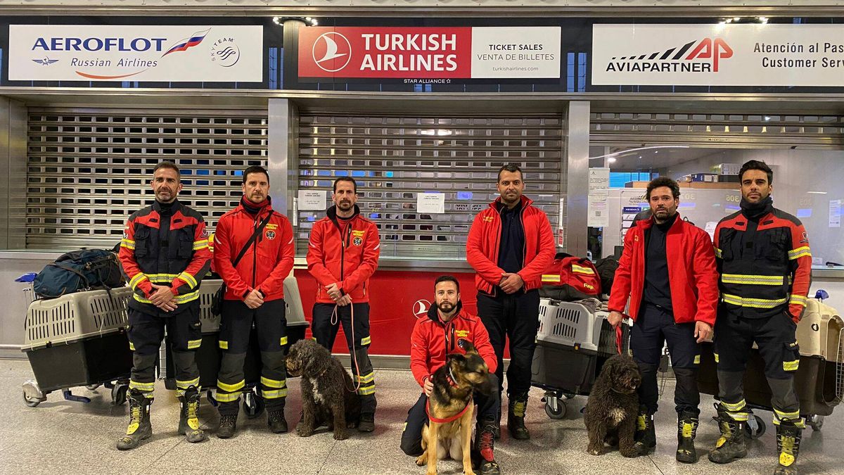 Bomberos y militares españoles aterrizan en Turquía; se preparan los "chalecos rojos"