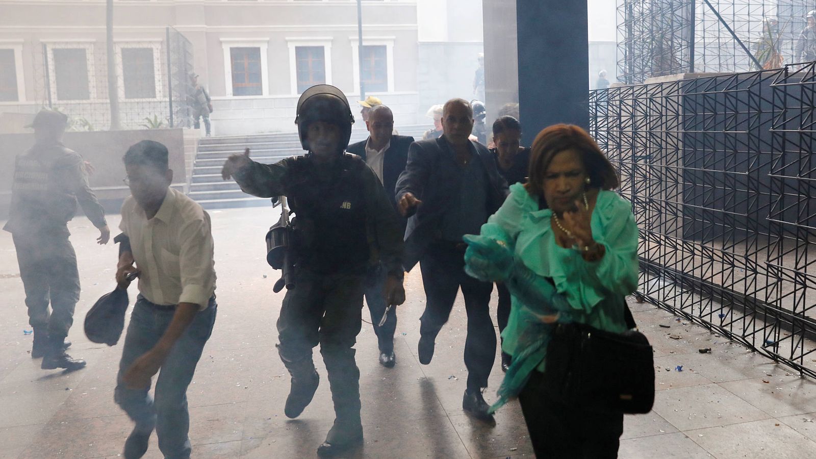 Foto: Miembros de la Guardia Nacional ayudan a diputados que huyen de la Asamblea durante el asalto. (Reuters)