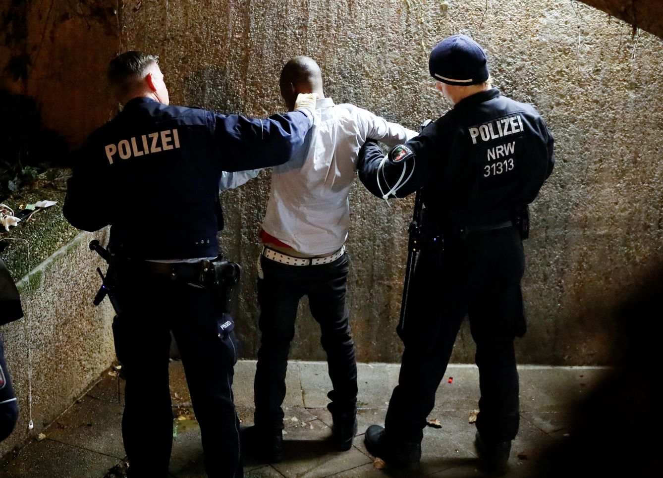 Policías de Colonia registran a un transeúnte durante un chequeo rutinario como parte del nuevo paquete de medidas de seguridad (Reuters)