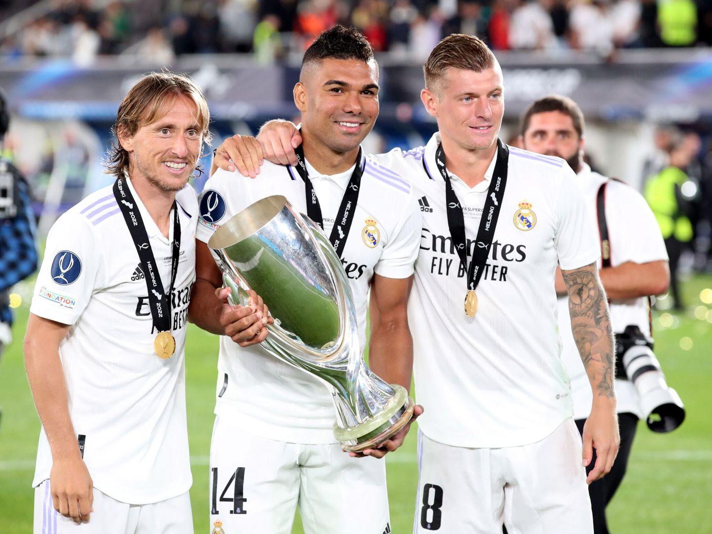 Modric, Casemiro y Kroos con el trofeo de la Supercopa de Europa ganado al Eintracht de Frankfurt. (EFE EPA Petteri Paalasmaa)