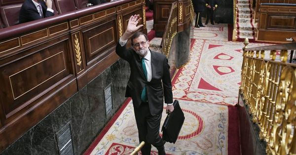 Foto:  El presidente del Gobierno, Mariano Rajoy, sale del Congreso tras participar en el debate. (Dani Gago)