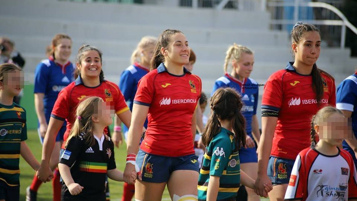 Las jugadoras de la Selección española salen al campo llevando a niñas de la mano. (Foto: Noah Alirangues | Toque Fem)