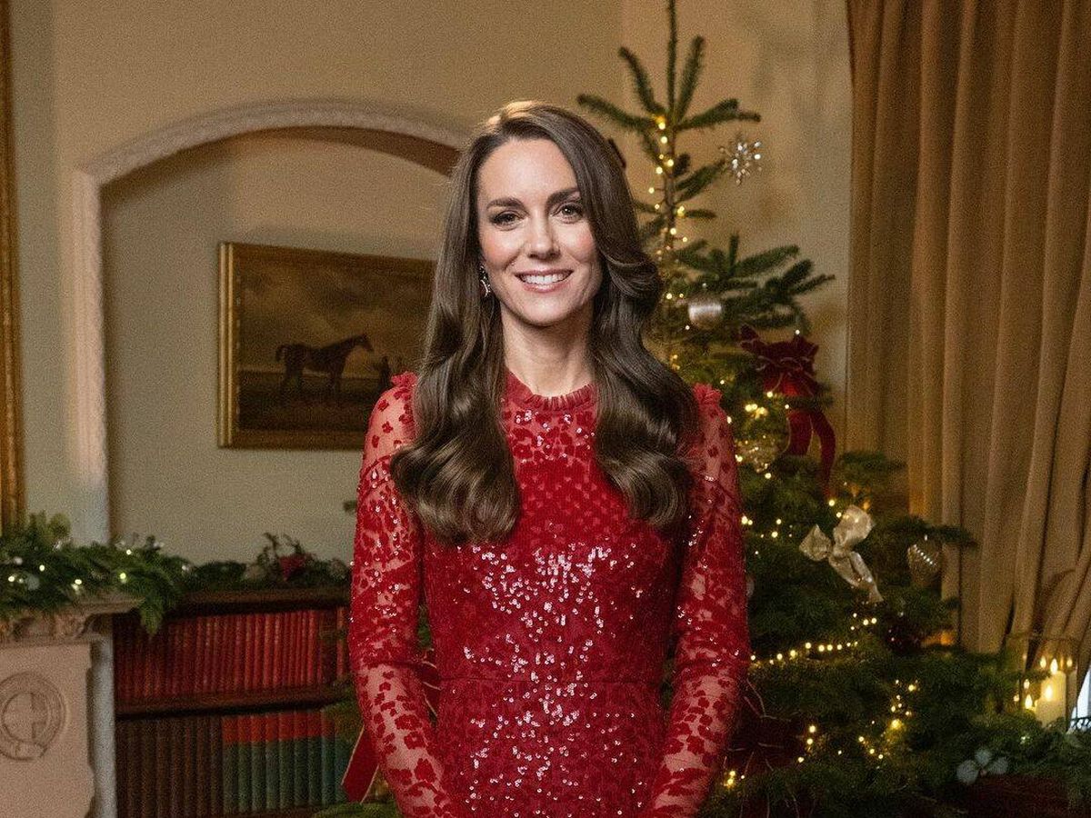Foto: Kate Middleton, posando junto al árbol de Navidad. (IG)