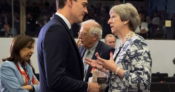 Foto: El presidente del Gobierno de España, Pedro Sánchez, conversa con la primera ministra británica, Theresa May, el pasado mes de julio. (EFE)