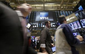 Wall Street sigue en la estacada ante la subida del paro semanal