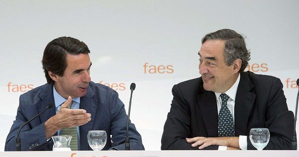 Foto: El expresidente del Gobierno José María Aznar, junto al presidente de la CEOE, Juan Rosell, en una imagne de 2013. (EFE)
