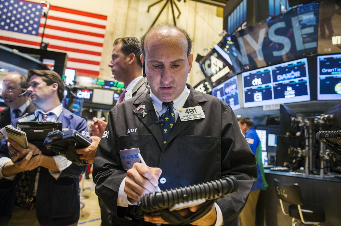 Un trader trabaja en la Bolsa de Nueva York poco después de la apertura del mercado (Reuters).