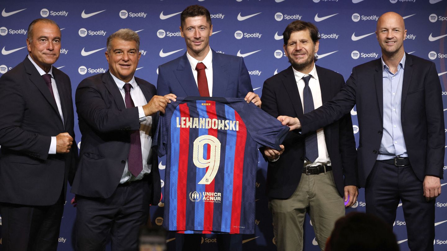 Lewandowski llevará el 9 en el Barcelona. (Reuters/Albert Gea)