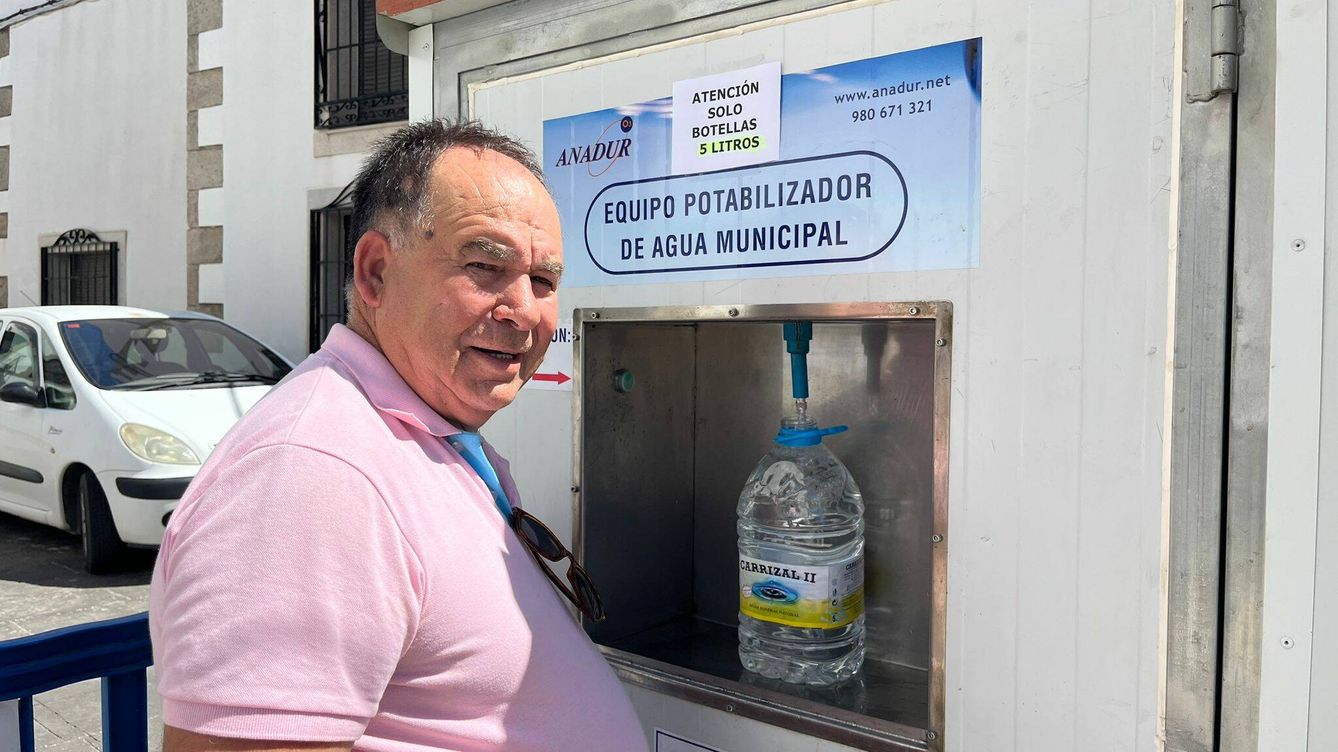 Foto: Valeriano recogiendo agua potable de esta máquina en la plaza del ayuntamiento. (A. F.)