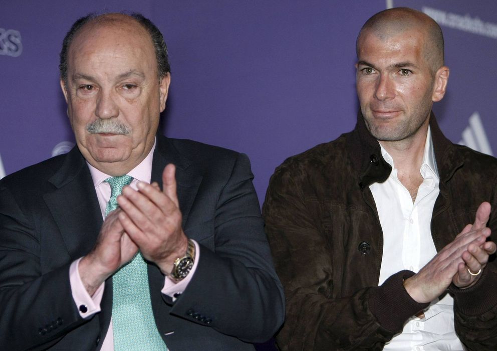 Foto: l ex futbolista francés Zinedine Zidane (d), junto al exalcalde de Las Rozas, Bonifacio de Santiago (EFE)