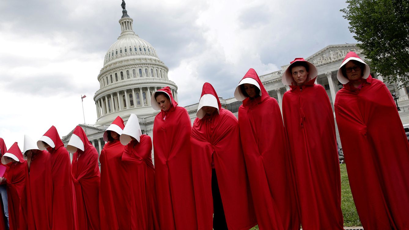 Foto: Mujeres vestidas como personajes de 'El cuento de la criada' protestan contra los recortes a la planificación familiar en el proyecto de ley de salud propuesto por el Partido Republicano, el 27 de junio de 2018. (Reuters)