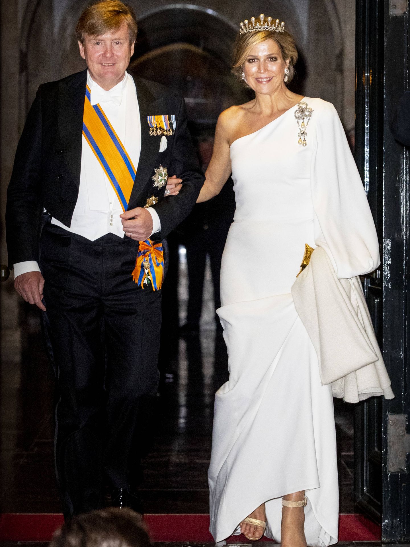 Máxima y Guillermo saliendo del Palacio Real de Ámsterdam, tras la cena de gala. (Getty)