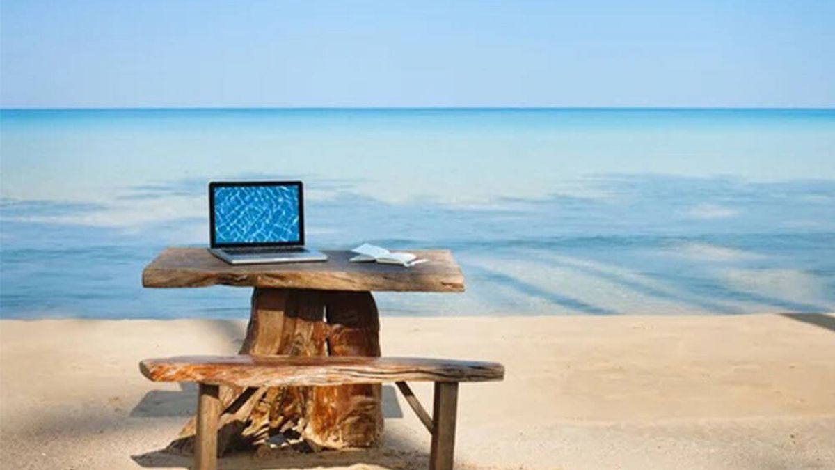 El colmo del teletrabajo: instala un croma en la playa para que crean que está en la oficina